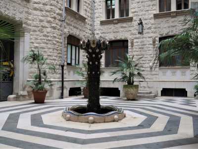 La visita termina nel cortile interno: al centro troneggia una fontana il cui tronco centrale in pietra di Trani � oggi rivestito dal Capelvenere, una felce. La colonna � sovrastata dagli stemmi di otto province e sorge da una vasca bianca e azzurra: le fasce azzurre, che riprendono il movimento delle onde, sono fatte da piccole tessere in pasta di vetro di Murano. Nella pavimentazione si alternano marmi di Trani e pietra lavica
